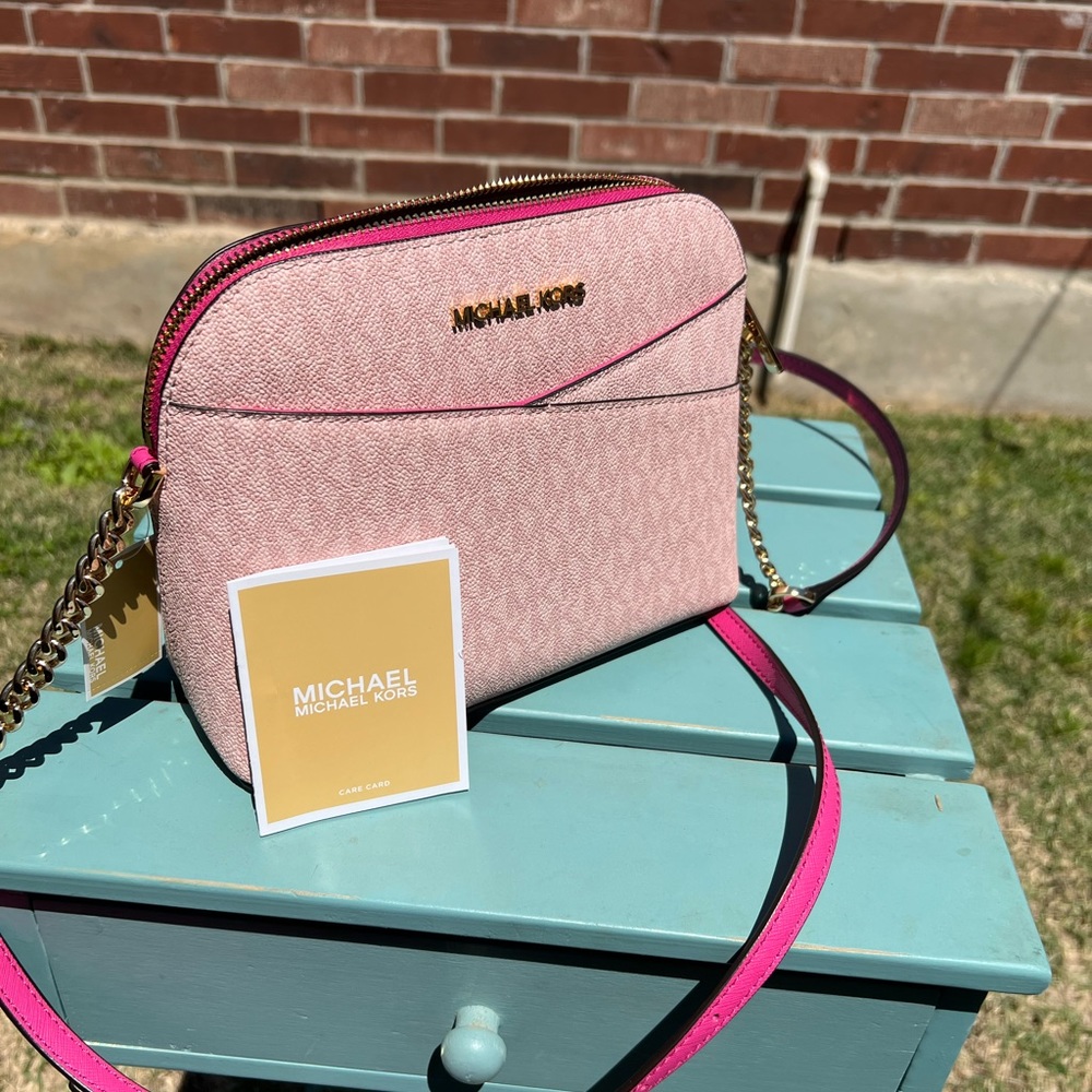 Jet Set Travel Medium Logo Dome
Crossbody Bag